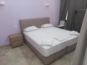 斯卡拉埃雷索萨福酒店的一间卧室配有带白色床单和枕头的床。