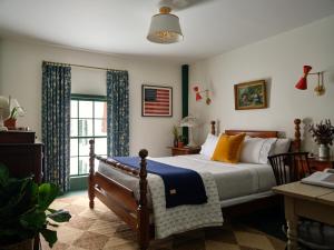 LovellThe Ell, a Historic, Luxurious 2 bed, 2 bath Private Suite in Lovell的一间卧室配有一张带黄色枕头的床和一扇窗户