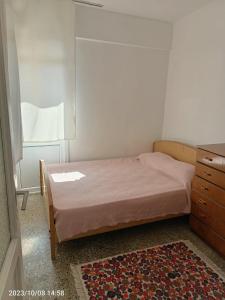 MarmaraereglisiDENİZ YILDIZI的一间小卧室,配有一张床和一个梳妆台
