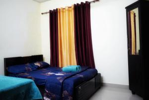 瓦加蒙chaithanya wellness centre的一间卧室配有床和带窗帘的窗户