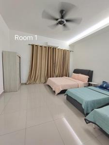 彭亨V-Homestay Bentong的一间卧室配有两张床和吊扇