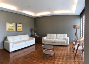 蓬塔格罗萨Nap Hotel的客厅配有2张白色沙发和1张桌子