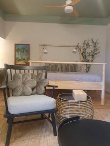 Atlitסוויטה על שביל הים的客房设有两张床、椅子和桌子。