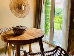WinglesChambre & Spa "La Casa Blue"的窗户客房内的一张木桌和椅子