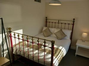 弗利特伍德Victoria Quays Apartments, Fleetwood的一间卧室配有一张带圣诞装饰的床。