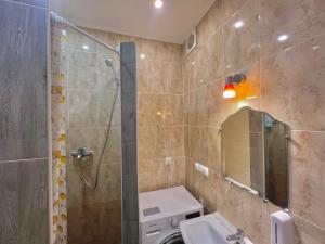 基辅Pechersky Hostel的带淋浴、盥洗盆和镜子的浴室