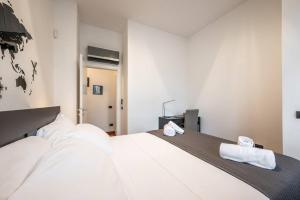 米兰Duomo 5 minutes - Elegant with Wifi and Netflix的卧室配有一张白色大床和两条毛巾