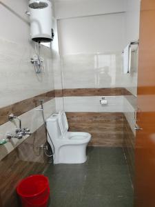 大吉岭Darjeeling View Homestay的浴室位于隔间内,设有白色卫生间。
