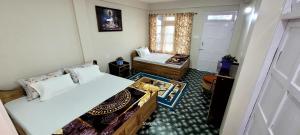 大吉岭Darjeeling View Homestay的小房间设有两张床和窗户