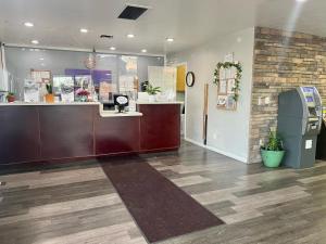 梅萨Extend -a -Suites Mesa的一间设有柜台和现金登记册的等候室