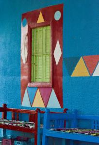 阿斯旺Heissa Hostel的窗户,在蓝色的墙上,有窗户