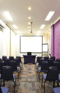 圣保罗HOTEL PERDIZES - FLAT Executivo - 1204的一个带椅子和投影屏幕的会议室