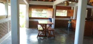 马祖特Casa Gaviota的客房设有木桌和一些窗户。