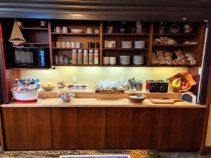 金卡丁海港旅馆的厨房配有带食物的柜台