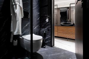 雅典New Villa In Downtown的黑色浴室设有卫生间和水槽