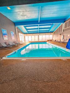 海恩尼斯Comfort Inn Hyannis - Cape Cod的一座大型游泳池,位于一栋拥有蓝色天花板的建筑内