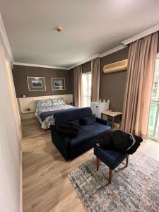 圣保罗HOTEL PERDIZES - FLAT Executivo - 1204的客厅配有床和沙发