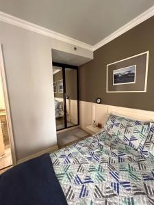 圣保罗HOTEL PERDIZES - FLAT Executivo - 1204的一间卧室配有一张床和镜子