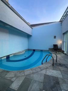 圣保罗HOTEL PERDIZES - FLAT Executivo - 1204的蓝色灯光建筑中的游泳池