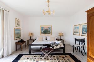 阿斯科纳Villa Ani的一间卧室配有一张床和一个吊灯