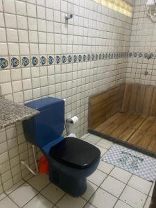若昂佩索阿Pousada jardim de cabo branco的浴室配有蓝色卫生间和浴缸。