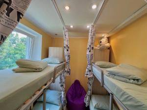 基辅Pechersky Hostel的客房设有两张双层床和一扇窗户。