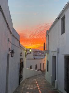 贝赫尔-德拉弗龙特拉Casa Nayib的一条小巷,在后面欣赏日落
