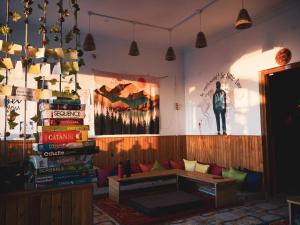 比尔瓦The Hostel Stories, Bir - Landing Site的一间配有沙发和一叠书的房间