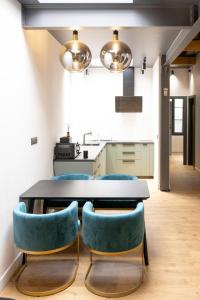 尼斯Centrum Nice的一间带桌子和蓝色椅子的用餐室