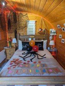 德里门FINN VILLAGE - Loch Lomond Sunset Glamping Pod - Private Ofuro HOT TUB的一间卧室,床上有蜘蛛
