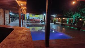 圣罗克迪米纳斯Pousada Canastra Mineira的夜间游泳池的镜子反射