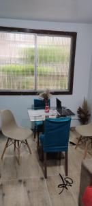 阿雷格里港Apto Humaitá的用餐室配有桌椅和笔记本电脑