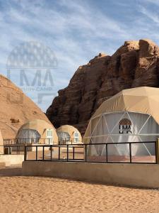 瓦迪拉姆Lma Luxury Camp的山旁沙漠中的一群圆顶