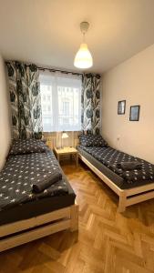 华沙Warszawa Krucza Pokoje的客房设有两张床和窗户。