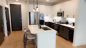 休斯顿Luxe Mid-Downtown apartment的厨房配有水槽和台面