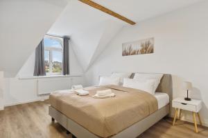 霍夫EasyApartments stilvoll zentral Balkon Hauptbahnhof NETFLIX 130m2的白色的卧室设有一张大床和一个窗户