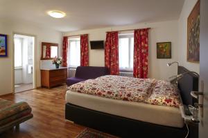 拉沃尔戈蒂凡提酒店的一间卧室配有一张床、一张沙发和窗户。
