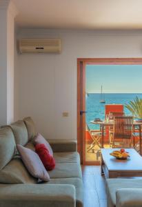大塔拉哈尔Los Marineros的带沙发的客厅,享有海景