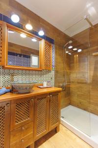大塔拉哈尔Los Marineros的一间带水槽和淋浴的浴室