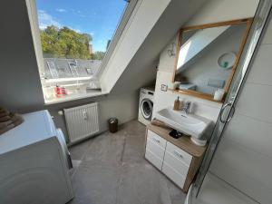 普劳恩attraktives Appartement im Stadtzentrum Plauen Balkon Lift的一间带水槽和镜子的小浴室