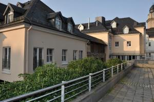 普劳恩attraktives Appartement im Stadtzentrum Plauen Balkon Lift的乡下有房子的街道