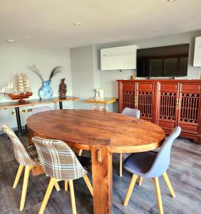 考斯Pinnacle Suites的一间带木桌和椅子的用餐室