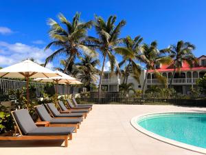 东方湾Orient bay - Apartment Oceanview - Alamanda beach residence的游泳池旁的一排躺椅