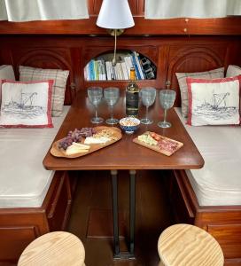 大加那利岛拉斯帕尔马斯Dreaming of Ithaca的船上的餐桌,配有酒杯和食物