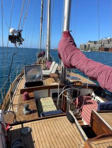 大加那利岛拉斯帕尔马斯Dreaming of Ithaca的船上的木甲板,上面有电视