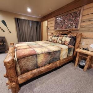 布埃纳维斯塔BuffaloPeaks Lodge的一间卧室配有一张木床
