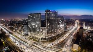 华沙Luxury Design Apartments - Warsaw Tower Bliska Wola的城市夜间交通景观