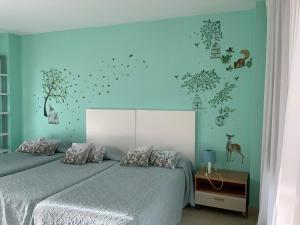 库列拉Nacaren Cullera的一间卧室配有一张蓝色墙壁的床