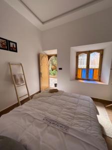 Friendly Dades Lodge的一间卧室设有一张大床和一个窗户。