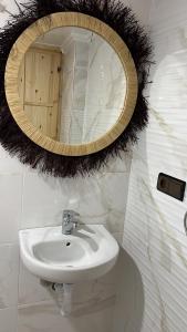 Friendly Dades Lodge的浴室设有水槽和墙上的镜子